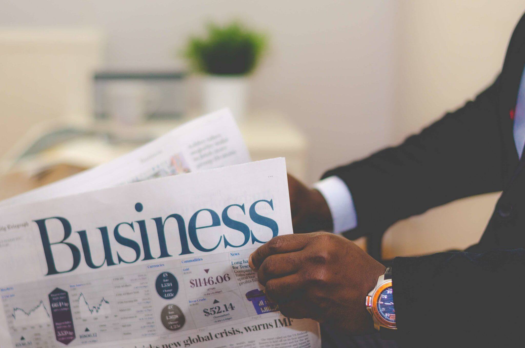 A The Luminary n&atilde;o &eacute; apenas uma escola de idiomas. Somos uma aceleradora boutique criada para executivos, l&iacute;deres e fundadores que j&aacute; possuem bagagem profissional s&ecirc;nior, mas percebem que a falta de uma comunica&ccedil;&atilde;o sofisticada limita sua expans&atilde;o global.

Nosso foco n&atilde;o &eacute; a gram&aacute;tica instrumental, mas o desenvolvimento do seu Capital Cultural: a uni&atilde;o entre orat&oacute;ria de alto impacto, presen&ccedil;a executiva, regula&ccedil;&atilde;o emocional sob press&atilde;o e o repert&oacute;rio necess&aacute;rio para liderar negocia&ccedil;&otilde;es internacionais com autoridade e eleg&acirc;ncia.